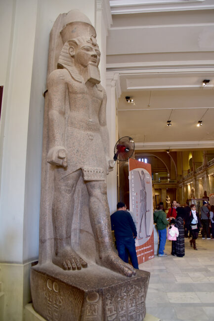 エジプト博物館エントランスの彫像