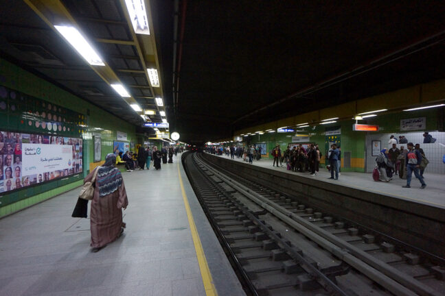 カイロの地下鉄、駅の風景